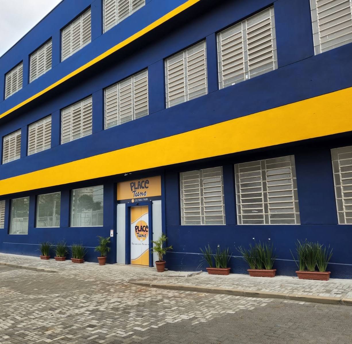 Fachada da unidade Teens da Escola Place